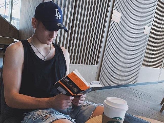 Thu mon Dang Van Lam bi treu choc vi dang anh mac quan rach ta toi hinh anh