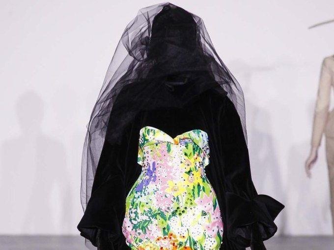 Man gioi thieu bo suu tap co phan kinh di cua Richard Quinn hinh anh