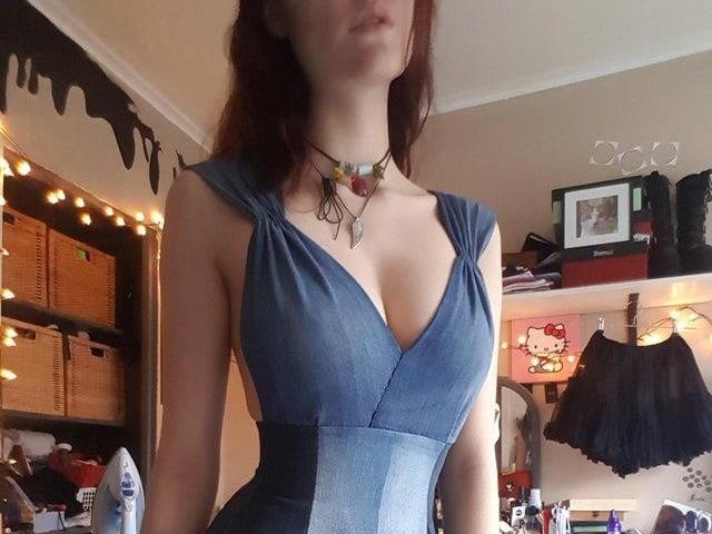 Co gai 18 tuoi 'bien hoa' quan jeans cu thanh chiec vay sang chanh hinh anh