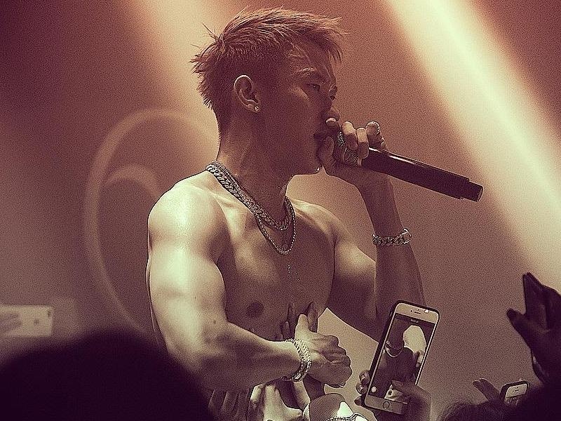 Fan reo ho khi Kay Tran bieu dien cuong nhiet tren san khau hinh anh