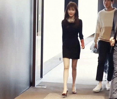 Hinh anh gay go cua IU tren san khau 'Bbibbi' hinh anh