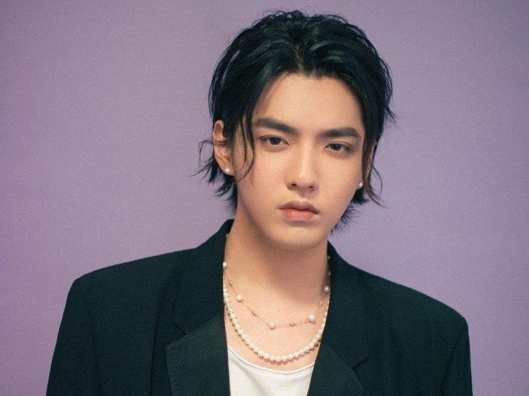 Ngo Diec Pham luon deo vong co ngoc trai tu khi theo style nu tinh hinh anh