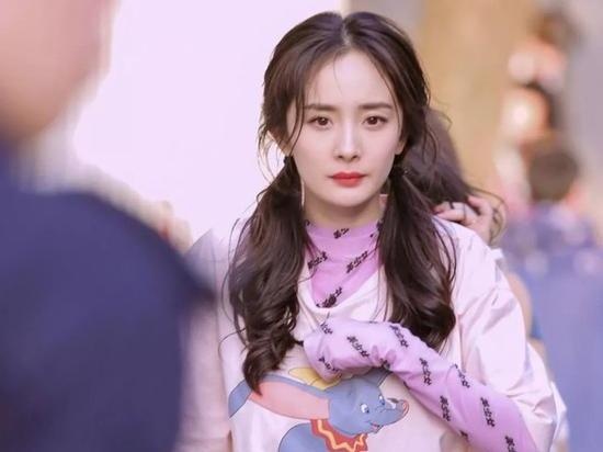 Duong Mich mac gi chong nang ma van sanh dieu khi di game show? hinh anh