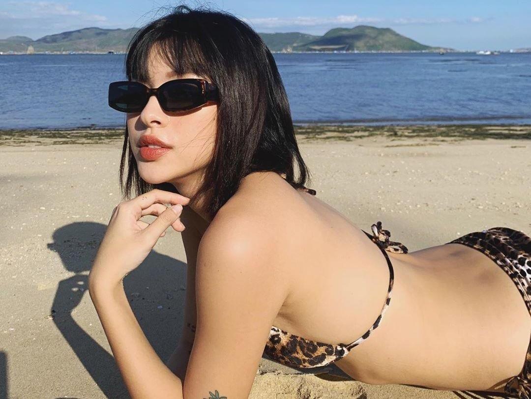 Tu Hao dien bikini da bao, Chi Pu mac ao yem khoe lung tran goi cam hinh anh