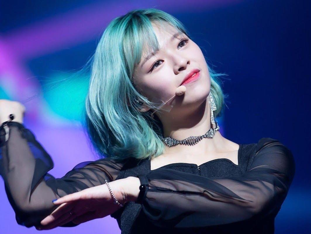 My nhan TWICE bi 'nem da' vi mac vay xuyen thau, khoet lo o eo hinh anh