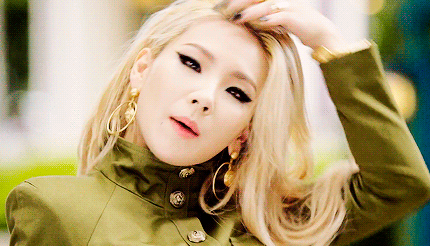 CL khoe than hinh nong bong tren san khau hinh anh