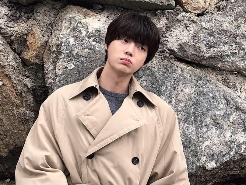 Ahn Jae Hyun co gu an mac nham chan, chuong do mot mau hinh anh