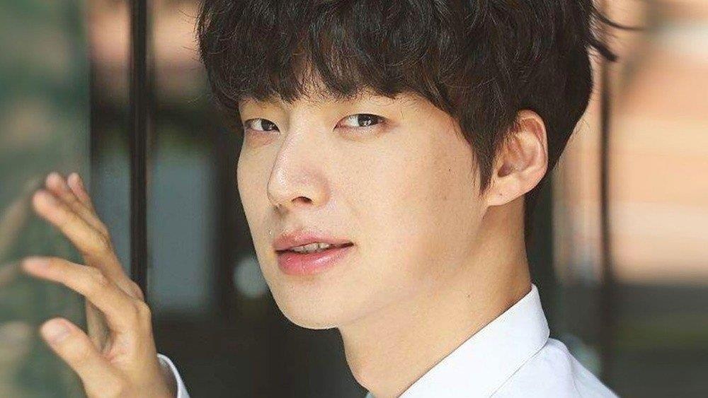 Ahn Jae Hyun mat hop dong quang cao vi doi xu te voi Goo Hye Sun hinh anh