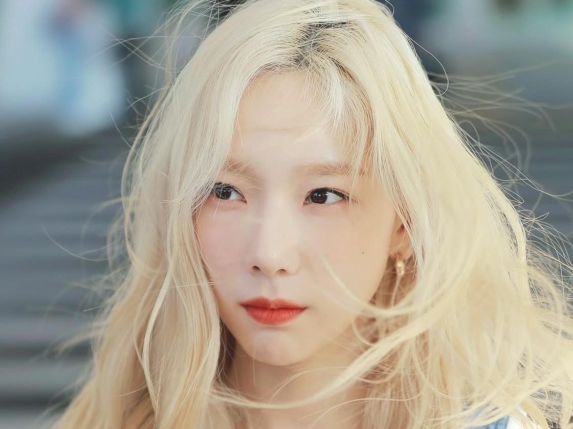 Luc livestream, Taeyeon lo mai toc trong nhu rom vi tay qua nhieu lan hinh anh