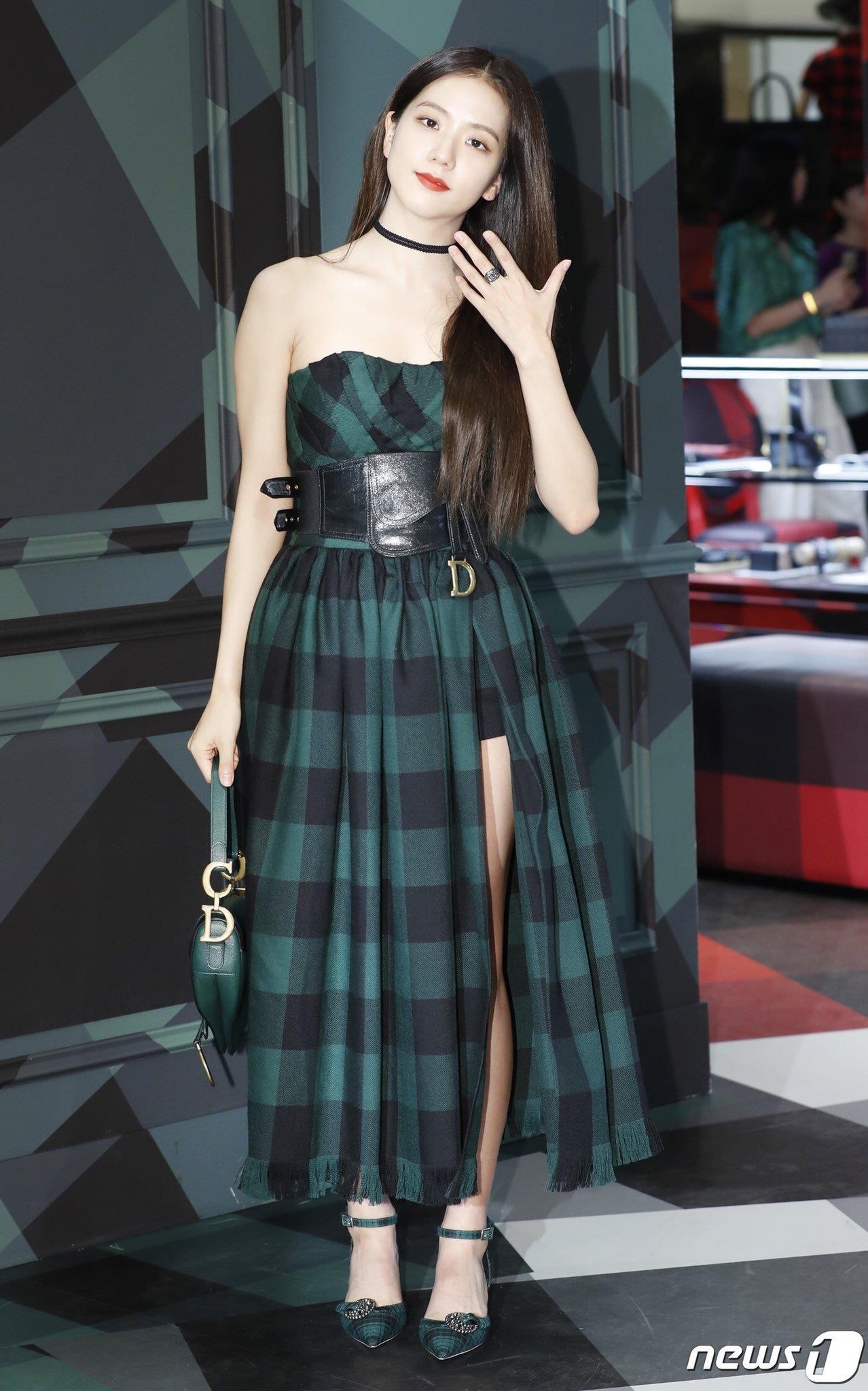 Nhom nu mac hang hieu dat tien anh 6