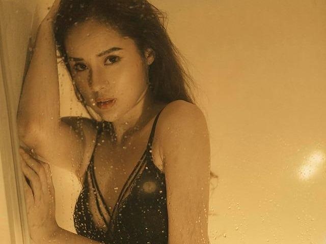 Ban gai cau thu Trong Dai thich dien vay ao khoe body nong bong hinh anh