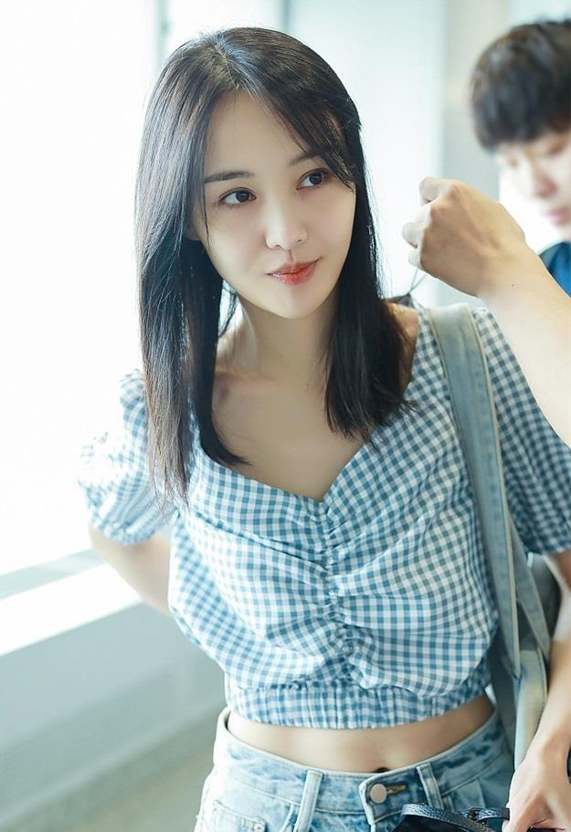 thoi trang san bay tham hoa cua sao Hoa ngu anh 21