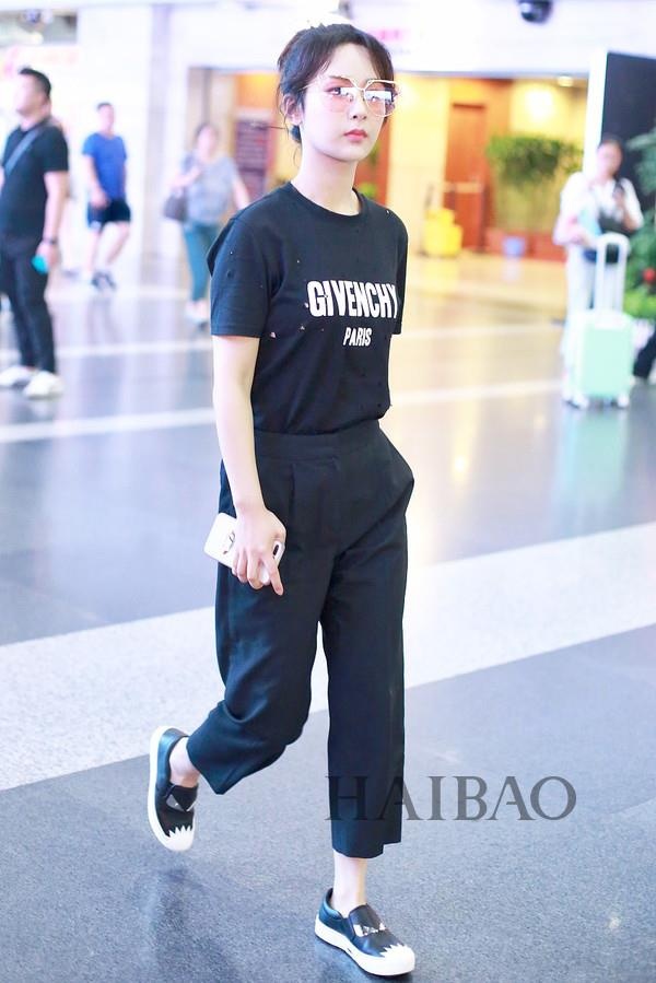 thoi trang san bay tham hoa cua sao Hoa ngu anh 4