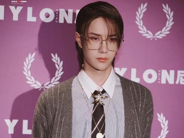 Vuong Nhat Bac an mac khong giong ai van duoc gioi tre hoc theo hinh anh