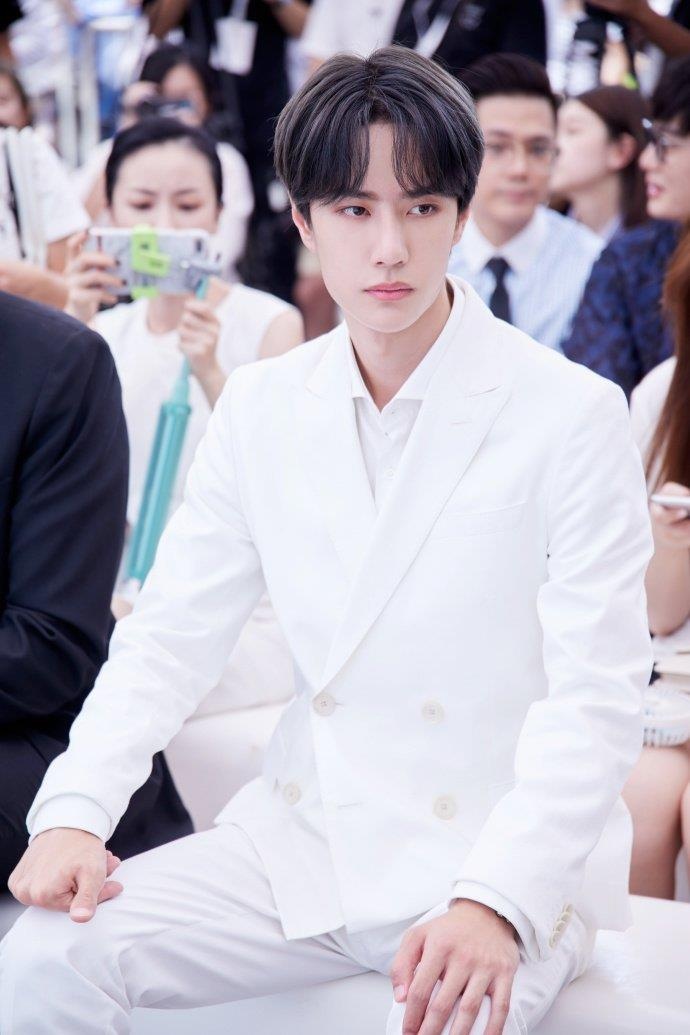 thời trang Vương Nhất Bác ảnh 12 thoi trang Vuong Nhat Bac anh 12