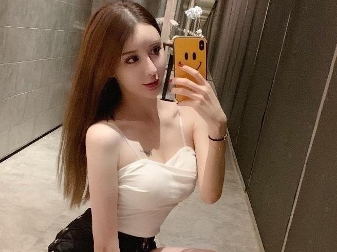 'Ban gai cu' cua Ngo Diec Pham thich mac do bo sat khoe dang nong bong hinh anh