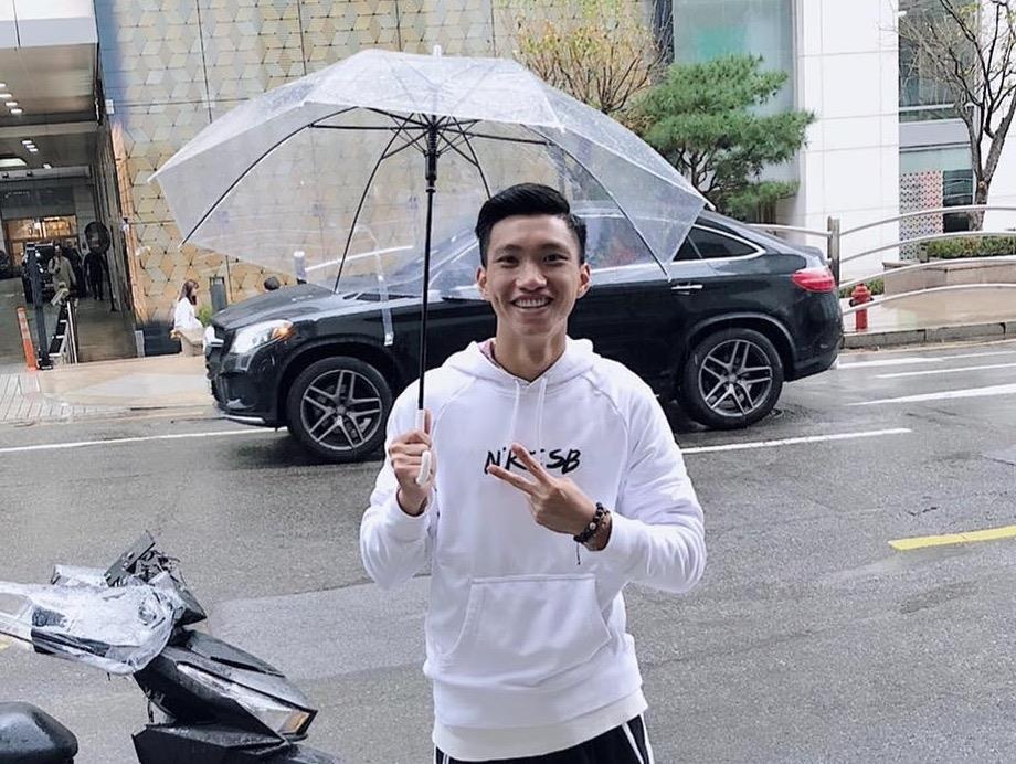 Voi chieu cao 1,85 m, Doan Van Hau mac gi cung du noi bat hinh anh