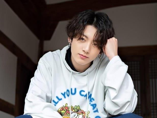 Jungkook khoe giong hat hay trong man trinh dien 'Boy with luv' hinh anh