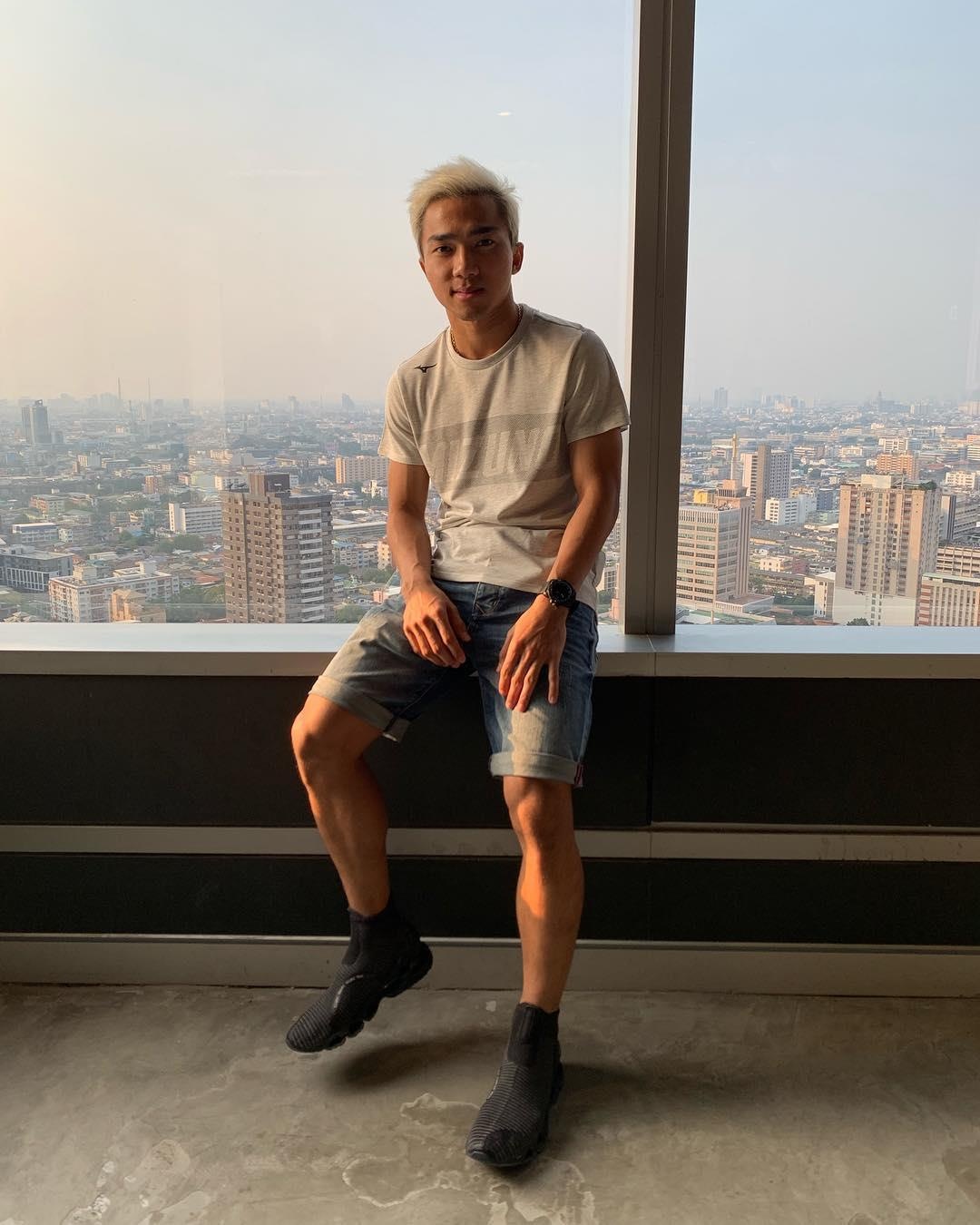 Thoi trang cua cau thu Thai Chanathip anh 10