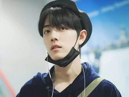 Tieu Chien thuong xuyen xuat hien than thien o san bay hinh anh