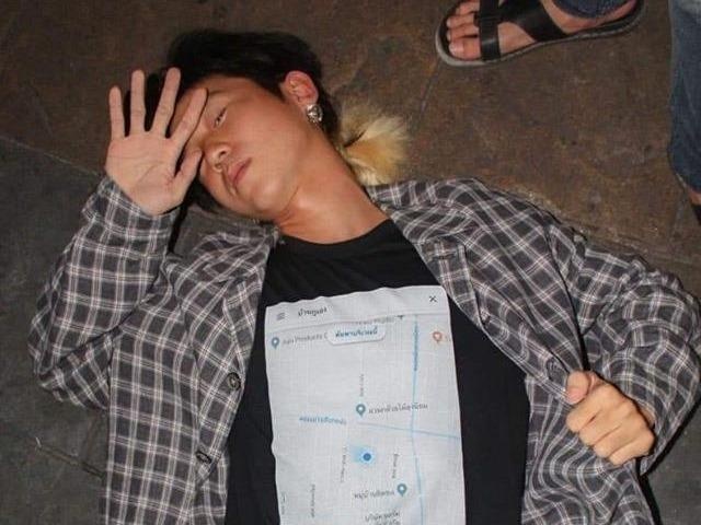 Dan mang doi mua chiec ao danh rieng cho nguoi say xin hinh anh