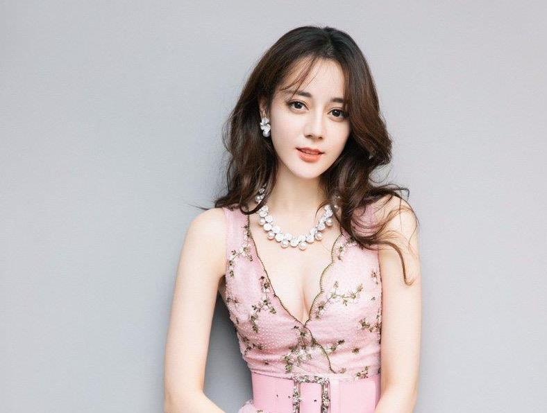 Dich Le Nhiet Ba duoc khen mac vay xinh nhu cong chua hinh anh