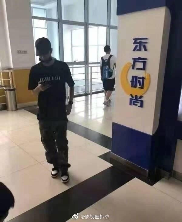 Vuong Nhat Bac bi che lun vi mac quan lung bung anh 7