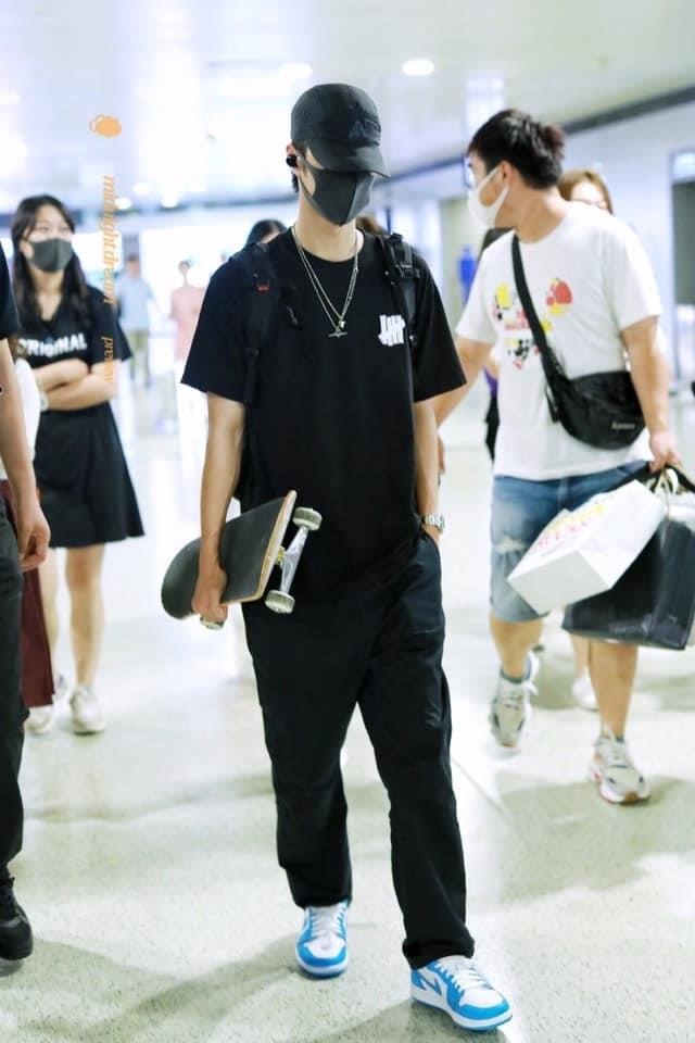 Vuong Nhat Bac bi che lun vi mac quan lung bung anh 10