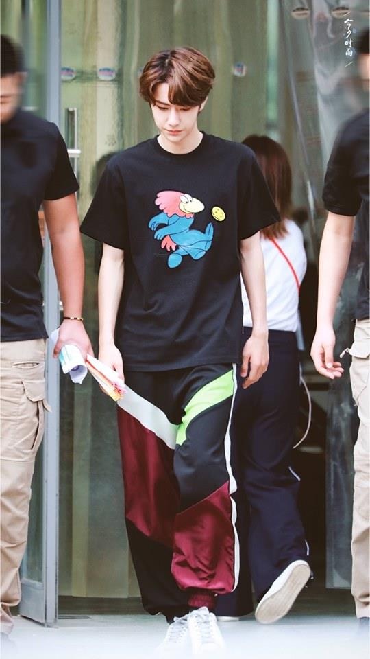 Vuong Nhat Bac bi che lun vi mac quan lung bung anh 13