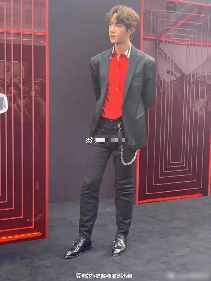 Vuong Nhat Bac bi che lun vi mac quan lung bung anh 2