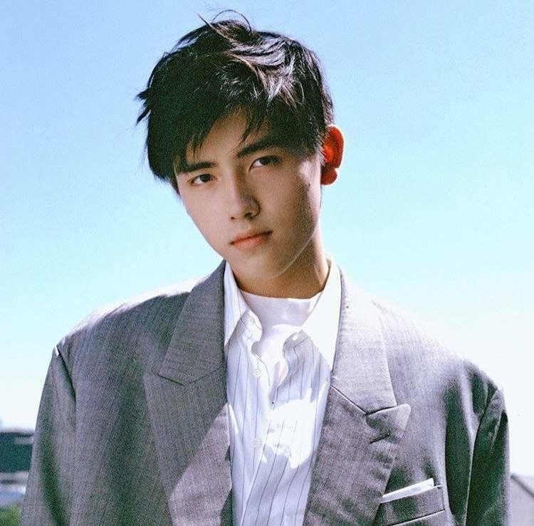 Vuong Nhat Bac bi che lun vi mac quan lung bung anh 1