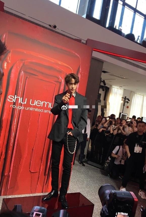 Vuong Nhat Bac bi che lun vi mac quan lung bung anh 3