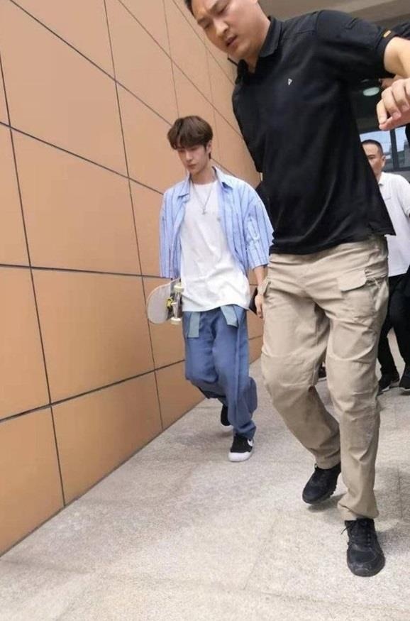 Vuong Nhat Bac bi che lun vi mac quan lung bung anh 9