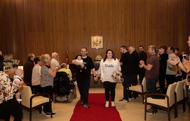 cặp vợ chồng mặc đơn giản trong ngày cưới ảnh 2 cap vo chong mac don gian trong ngay cuoi anh 2