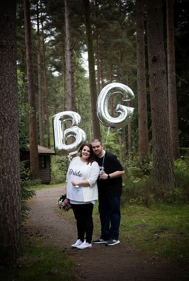 cặp vợ chồng mặc đơn giản trong ngày cưới ảnh 1 cap vo chong mac don gian trong ngay cuoi anh 1