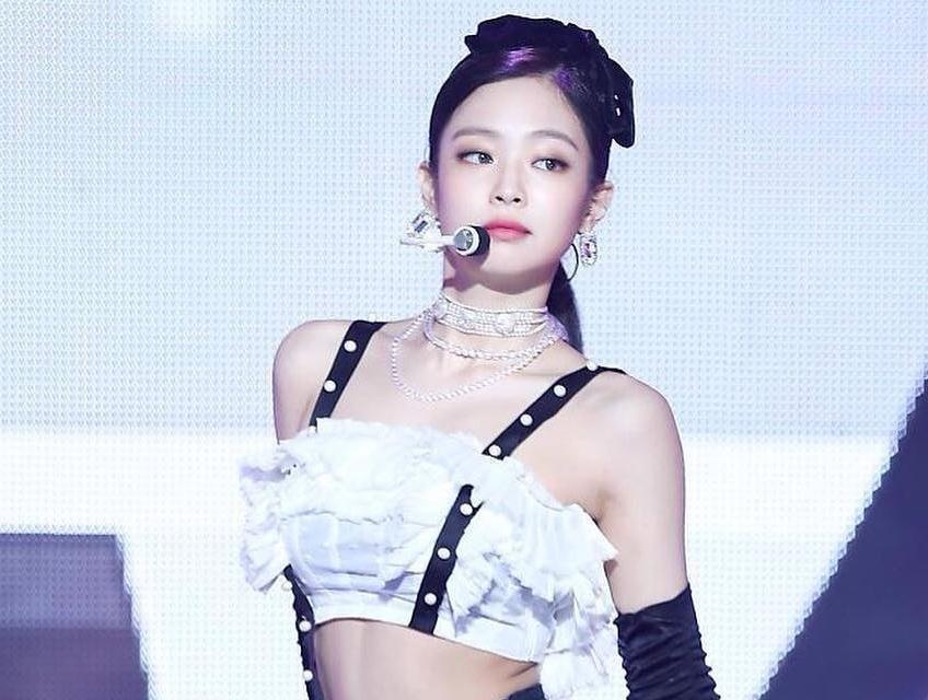 Jennie luon dien do sexy dot mat khan gia tren san khau hinh anh