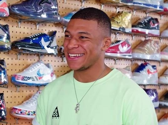 Cung ngoi sao Kylian Mbappe di mua giay hieu, toan mau noi bat hinh anh