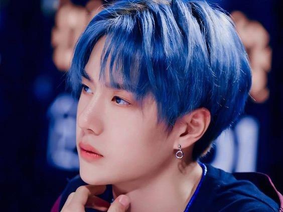 Vuong Nhat Bac thich nhuom mau noi, dep trai voi moi kieu toc hinh anh