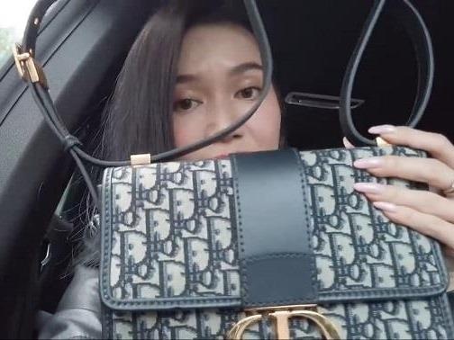 Bi to dung do fake, Si Thanh quay clip mang tui Dior ra store kiem tra hinh anh