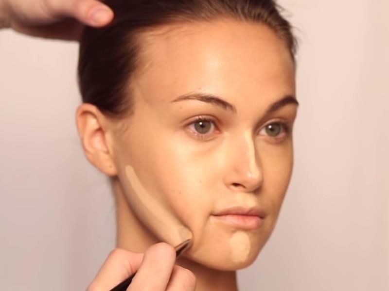 Chuyen gia make up day 5 buoc tao khoi don gian tren guong mat hinh anh