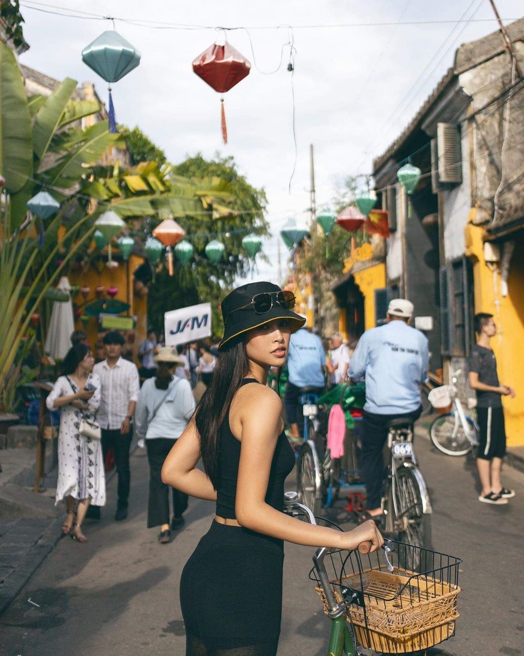 thoi trang hoa hau Tieu Vy sau 1 nam dang quang anh 7