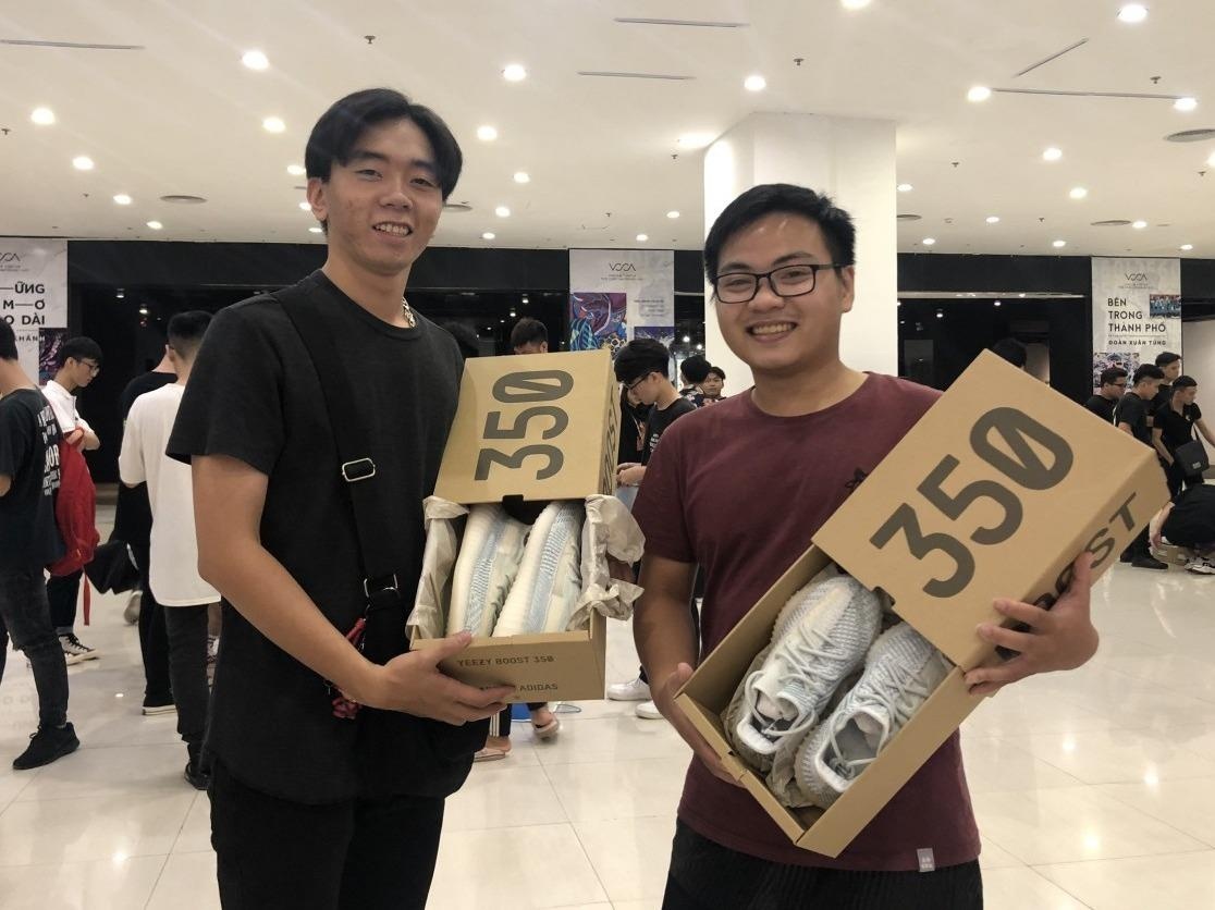 Ngu trong nha ve sinh, thuc trang dem ngoai pho de mua giay Yeezy hiem hinh anh