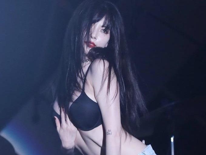 HyunA va nhung lan bi nem da vi dien do phan cam tren san khau hinh anh