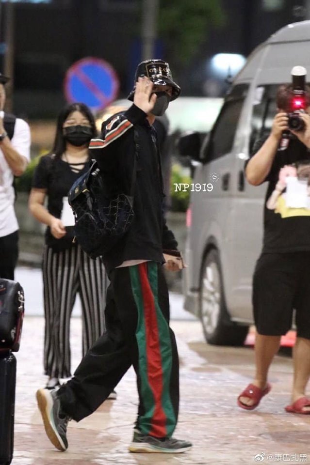 Tieu Chien mac hang hieu kem sang anh 7