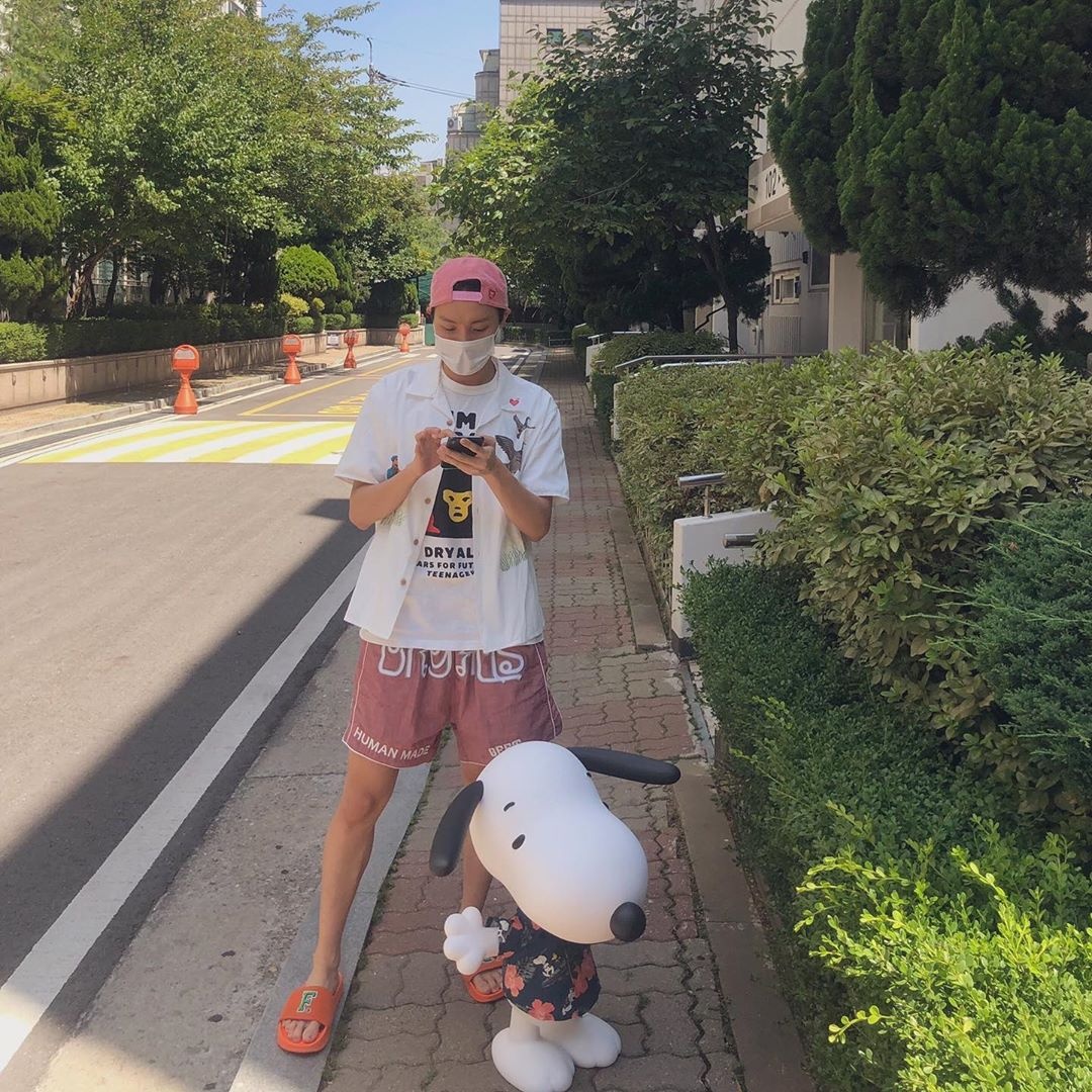 Jhope an mac khong giong ai anh 1