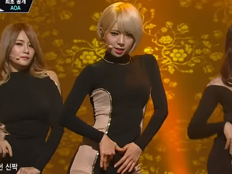 AOA dien do bo sat khoe dang sexy khi bieu dien hinh anh