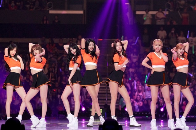 AOA an mac phan cam len san khau anh 9