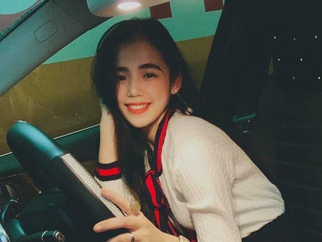 Hien tuong cover Huong Ly chuong dien vay ao nu tinh ben oto hinh anh