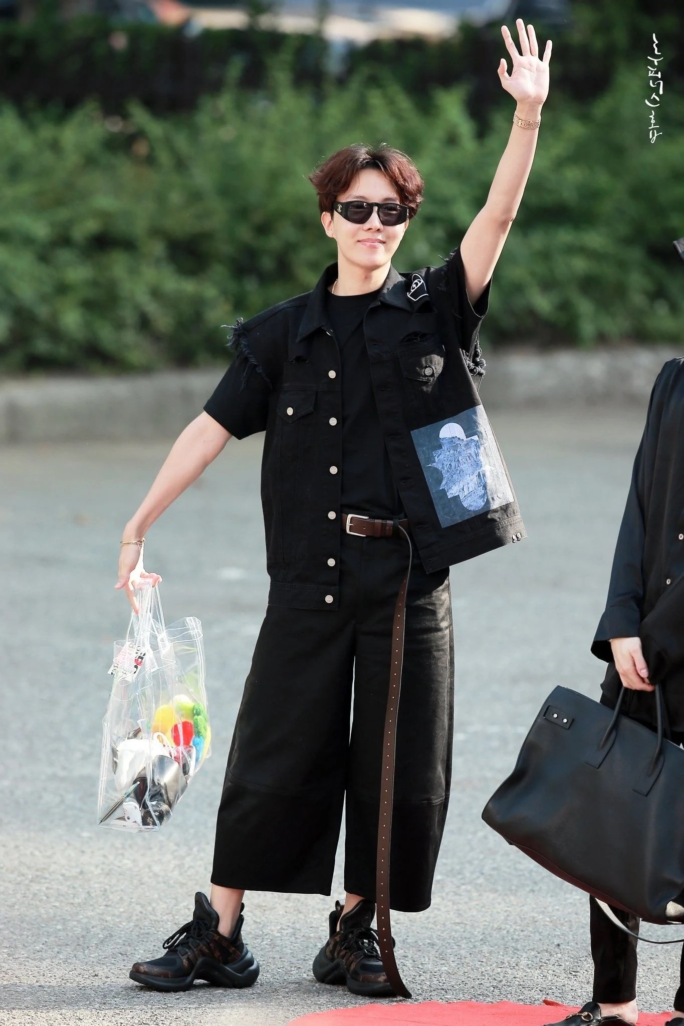 Jhope an mac khong giong ai anh 11