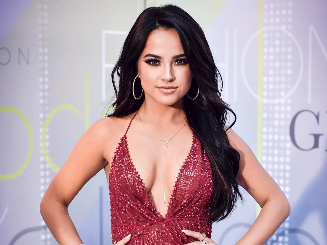 Becky G thich dien do sexy khoe nguc cang day du chi cao 1,54 m hinh anh
